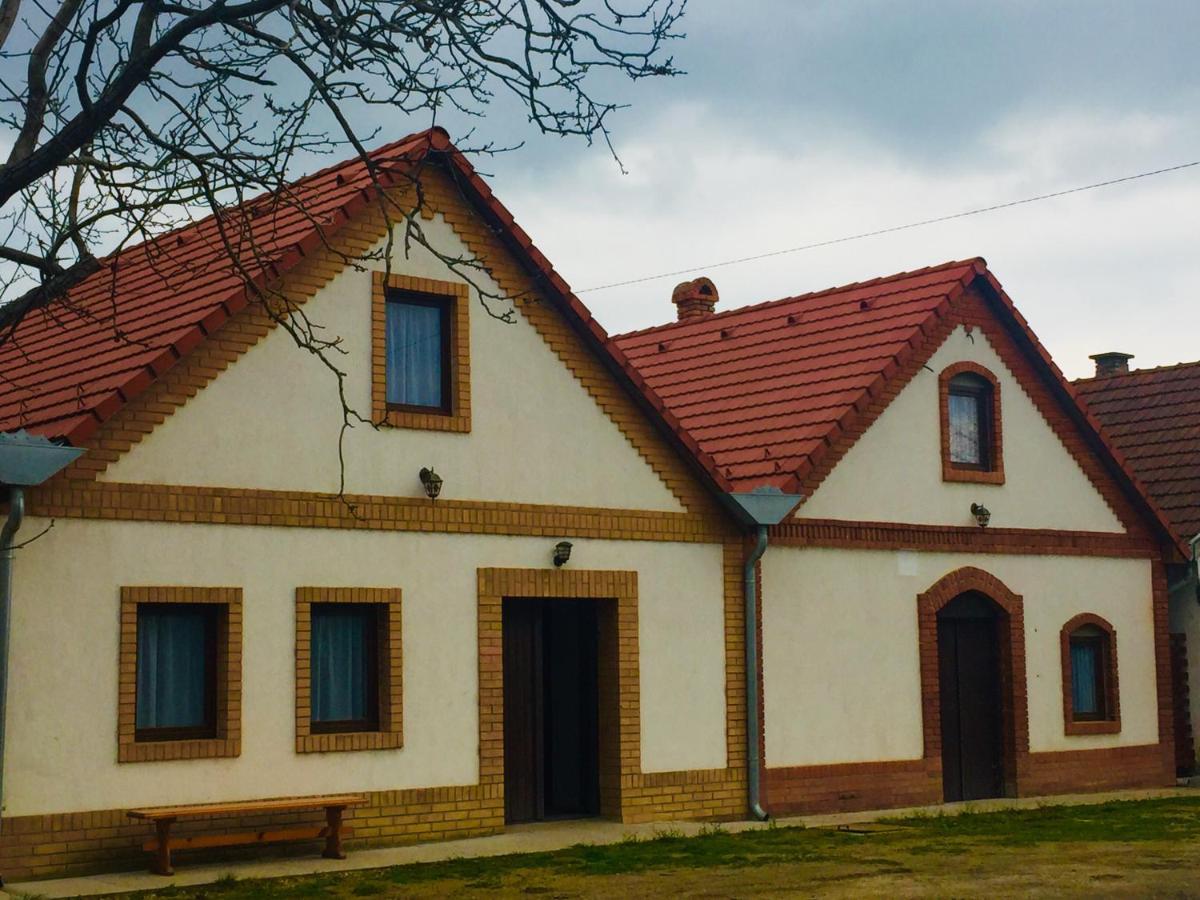 Takacs Pince Apartman Hajos Exterior photo